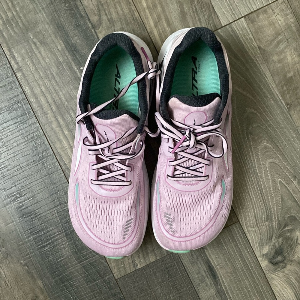 Altra Woman’s Paradigm 6 running/ walking shoe size 10.5 color Orchid